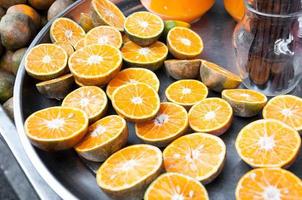 laranjas frescas cortadas ao meio, para sumo de laranja foto