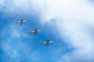 avião a jato f-16 da força aérea real, aeronaves no fundo do céu azul foto