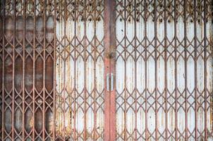 estilo antigo de porta de aço fechada, porta de grade deslizante, estilo vintage foto