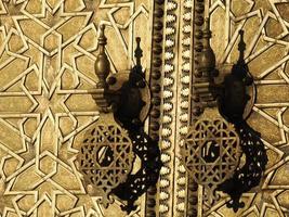 portão dourado para o palácio do rei de marrocos em fez foto