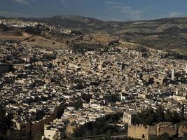 panorama da vista aérea do fez el bali medina marrocos. fes el bali foi fundada como a capital da dinastia idrisida entre 789 e 808 dC. foto