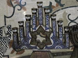 artesão marroquino judeu pintando e decorando produtos cerâmicos na fábrica de cerâmica em fez, marrocos foto