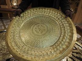 fez marrocos artesão de metal fazendo bandejas de cobre foto