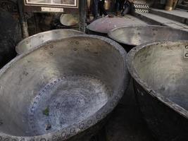 loja de artigos de cobre com louças, potes e panelas na parte de trabalho em metal de fez' soukh, marrocos foto