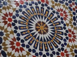artesão de mosaico marroquino pintando e decorando produtos cerâmicos na fábrica de cerâmica em fez, marrocos foto