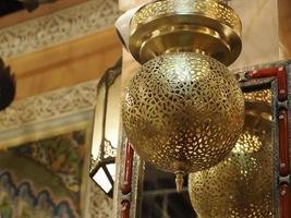 fez marrocos artesão de metal fazendo bandejas de cobre foto