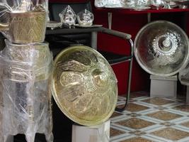 loja de artigos de cobre com louças, potes e panelas na parte de trabalho em metal de fez' soukh, marrocos foto