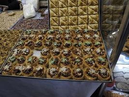 biscoitos e doces marroquinos mergulhados em mel para venda na medina de fes em marrocos foto