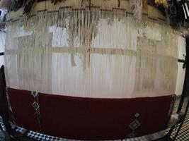 tapete artesanal marroquino em uma loja na medina de fez, marrocos. foto