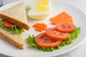 ovo cozido com tomate e cenoura foto