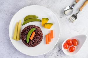 arroz preto com abóbora, ervilha, cenoura e milho bebê foto