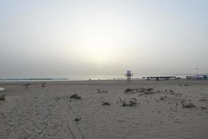 praia deserta e deserta com mar calmo e ondas pequenas foto