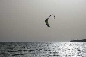 windsurf, kitesurf, esportes náuticos e de vento movidos a velas ou pipas foto