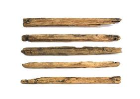 varas de madeira em fundo branco foto
