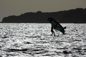 windsurf, kitesurf, esportes náuticos e de vento movidos a velas ou pipas foto