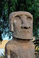 escultura mesoamericana no parque foto