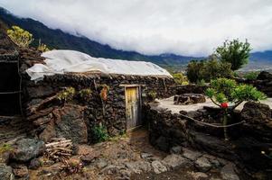 casas de pedras nas montanhas foto