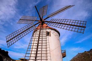 moinho de vento tradicional sob o céu azul foto