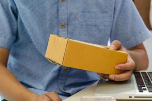 homem segurando uma pequena caixa de papelão foto