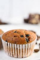 cupcakes de banana misturados com gotas de chocolate em um prato branco foto