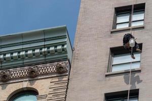 limpadores de janelas escalando arranha-céu em nova york foto