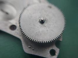 várias partes mecânicas de um relógio de pulso foto