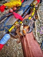 uma típica espada kalimantan mandau, com uma decoração chamada penyang que é retirada de vários tipos, como cascos de urso, conchas do mar e pedaços de chifres de veado foto