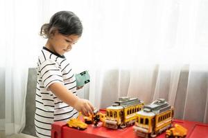 menino brincando com blocos de plástico coloridos no jardim de infância ou em casa. brinquedos de desenvolvimento para crianças pré-escolares foto