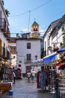 Marbella, Espanha. vista de uma rua lateral para a igreja da encarnacion em marbella foto