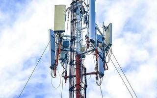 radiação de torre 5g branca vermelha em playa del carmen méxico. foto