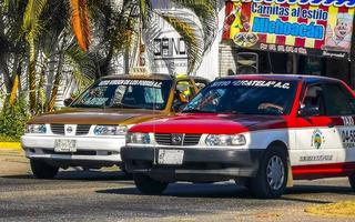 puerto escondido oaxaca méxico 2023 carro de táxi vermelho laranja colorido em puerto escondido méxico. foto