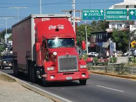 puerto escondido oaxaca méxico 2023 red coca cola caminhões transportador de carga carros de entrega no méxico. foto