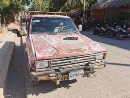 puerto escondido oaxaca méxico 2023 várias picapes mexicanas carros 4x4 veículos off-road méxico. foto