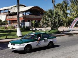 puerto escondido oaxaca méxico 2023 carro de táxi colorido verde em puerto escondido méxico. foto