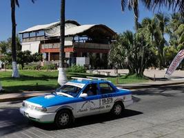 puerto escondido oaxaca méxico 2023 carro de táxi azul turquesa colorido em puerto escondido méxico. foto