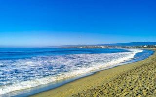 praia areia azul água enorme surfista ondas puerto escondido mexico. foto