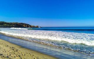 ondas de surfistas extremamente enormes praia la punta zicatela méxico. foto