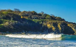 ondas de surfistas extremamente enormes praia la punta zicatela méxico. foto