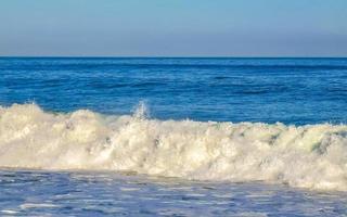 extremamente grandes ondas de surfista na praia puerto escondido méxico. foto