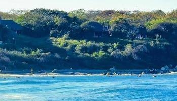 ondas de surfistas extremamente enormes praia la punta zicatela méxico. foto