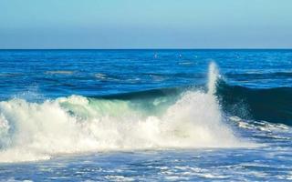 extremamente grandes ondas de surfista na praia puerto escondido méxico. foto