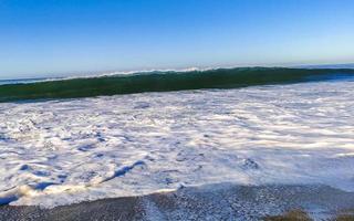 extremamente grandes ondas de surfista na praia puerto escondido méxico. foto