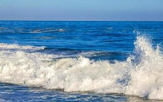 extremamente grandes ondas de surfista na praia puerto escondido méxico. foto