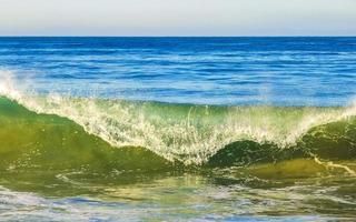 extremamente grandes ondas de surfista na praia puerto escondido méxico. foto