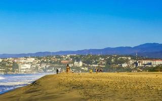 puerto escondido oaxaca méxico 2023 sol praia pessoas ondas e barcos em puerto escondido méxico. foto