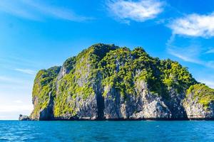 belas ilhas tropicais de calcário em koh phi phi leh tailândia. foto