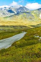 bela montanha e paisagem paisagem natureza parque nacional rondane noruega. foto