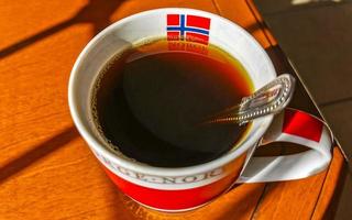 xícara de café norueguesa bule de café da noruega na mesa de madeira. foto