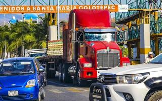 puerto escondido oaxaca méxico 2023 caminhão mexicano vermelho transportador de carga carro de entrega puerto escondido méxico. foto