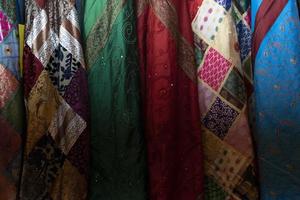 roupas da índia no mercado para venda foto